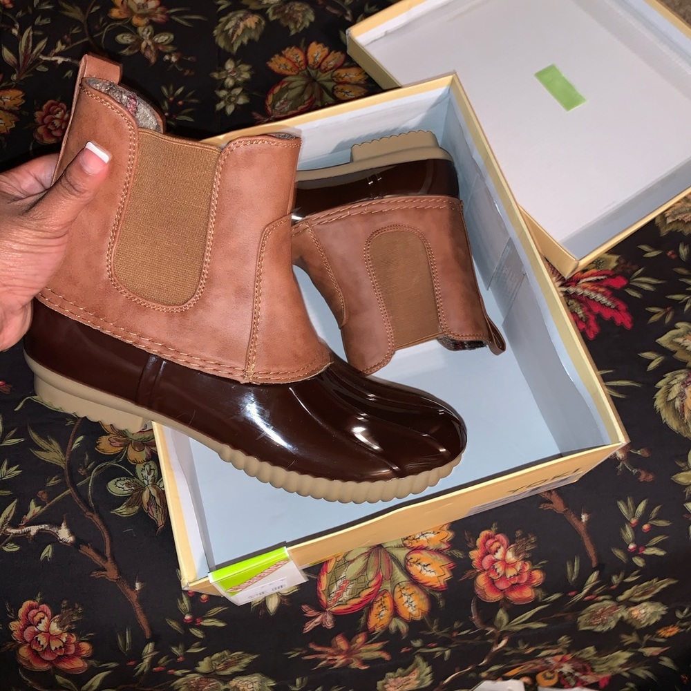 Brand new pair of duck boots, NWT! Never Worn